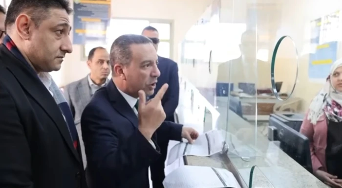 ‏"المواطن ماله ومال الكلام ده"..  بالفيديو: مسؤول مصري  يوبخ موظفة خلال زيارة مفاجئة للمركز التكنولوجي