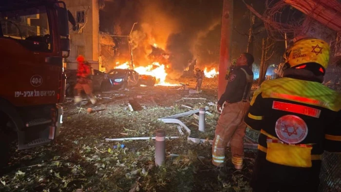 بالفيديو.. إيران تشن هجومًا صاروخيًا على تل أبيب ووقوع مصابين