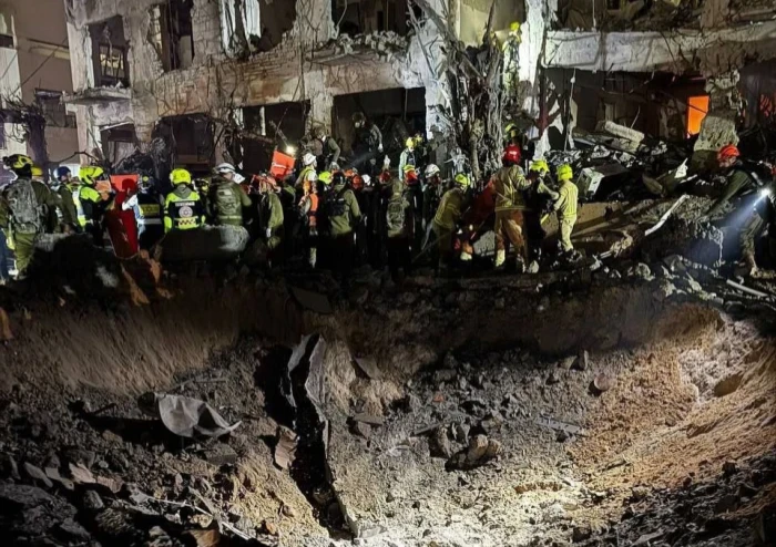 بالفيديو والصور.. آثار دمار في تل أبيب جراء هجوم صاروخي إيراني