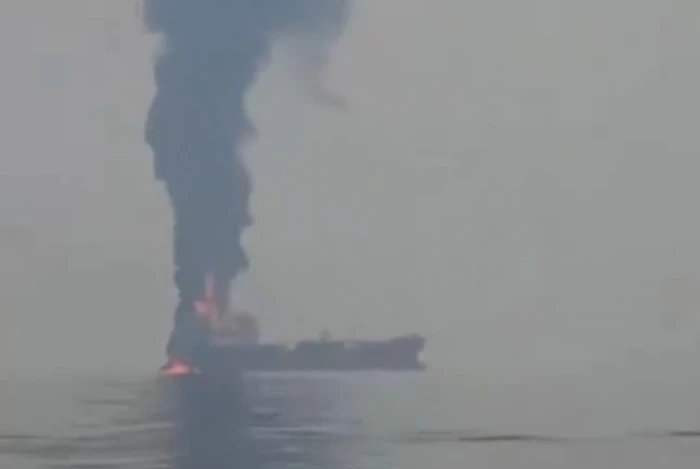 بالفيديو..  استهداف ناقلة نفط قبالة سواحل عُمان وإصابة 4 من أفراد طاقمها