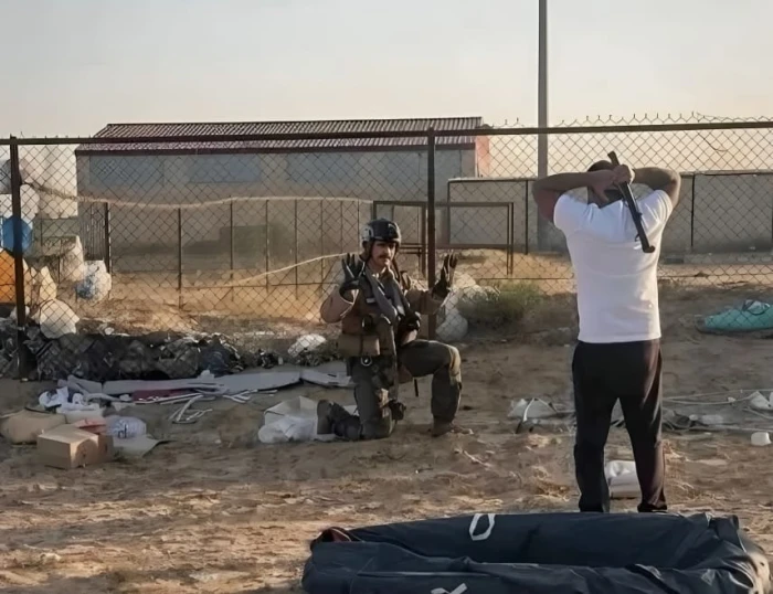 حاملاً بيديه حديدة ... سر الصورة المتداولة لكويتي يواجه الطيار الأمريكي الذي سقطت طائرته في الكويت