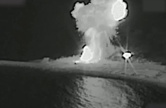 ‏القيادة المركزية الأمريكية تنشر فيديو استهداف سفن حربية إيرانية ..وتعلق:  قبل يومين كان للنظام الإيراني 11 سفينة في خليج عُمان أما اليوم فلا وجود لها