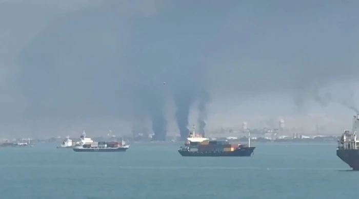 بالفيديو.. اندلاع حريق في القاعدة البحرية الإيرانية "بندر عباس" عقب غارات أمريكية