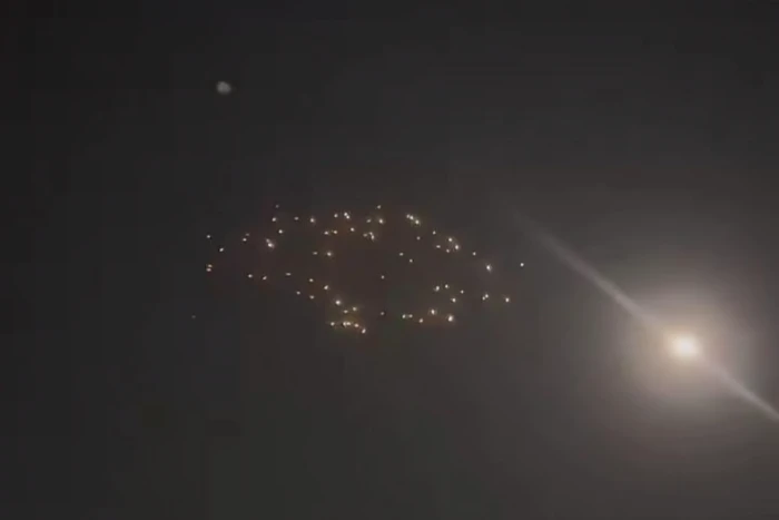 بالفيديو: صاروخ باليستي إيراني برؤوس عنقودية ينفجر في سماء إسرائيل