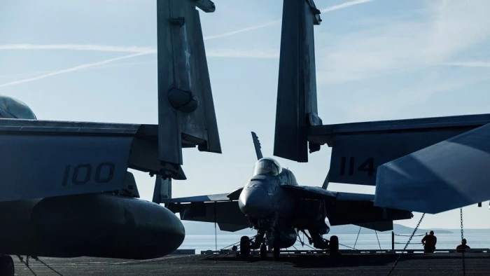 مجموعة ثالثة من حاملات الطائرات وفرقة للقتال البري.. تقرير يكشف تحركات عسكرية أمريكية جديدة ضد إيران