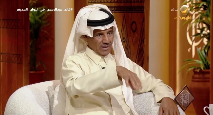 بالفيديو.. الفنان خالد عبد الرحمن يروي قصة: "لحن أغنية ولد فوق سطح ملعب كرة قدم في السودان"!