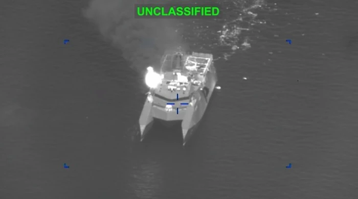 القيادة المركزية الأمريكية تنشر فيديو لغارات جوية تدمر زوارق إيرانية لزرع الألغام في مضيق هرمز