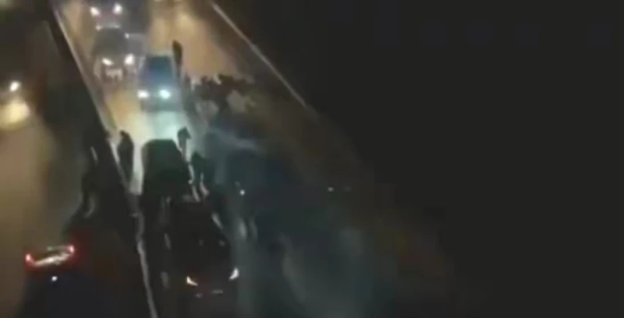 بعد تدمير الدفاعات الجوية…بالفيديو: مسيرات إسرائيلية تستهدف نقاط تفتيش للشرطة الإيرانية وسط شارع في طهران