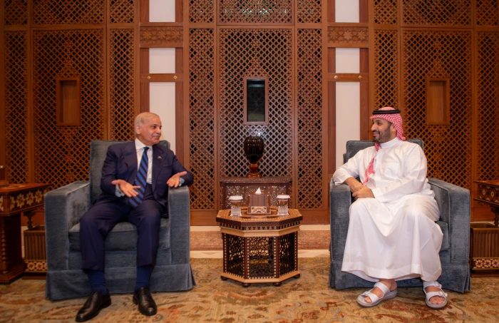 بالصور.. ولي العهد يلتقي رئيس وزراء باكستان