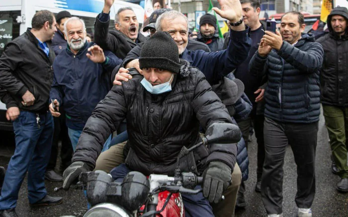 بالصور.. الرئيس الإيراني وعدد من القيادات الإيرانية يظهرون علناً في الشوارع رداً على تصريحات وزير الحرب الأمريكي بأنهم يختبئون