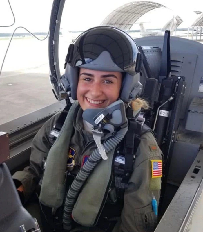 أول صورة لمساعدة قائد طائرة التزود بالوقود الأمريكية التي لقيت مصرعها بعد تحطم الطائرة في العراق