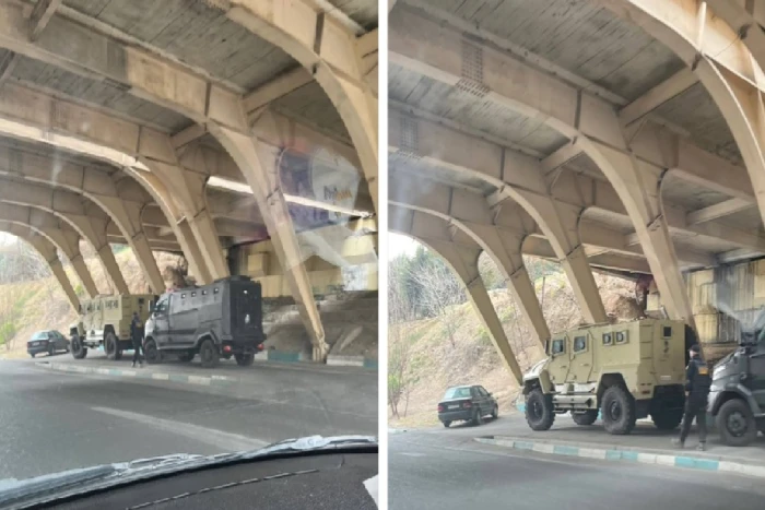 بالصور.. أفراد من الشرطة الإيرانية يختبئون أسفل جسر خوفًا من المسيّرات الإسرائيلية
