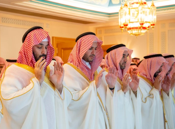 بالصور.. ولي العهد يؤدي صلاة عيد الفطر المبارك في المسجد الحرام بمكة