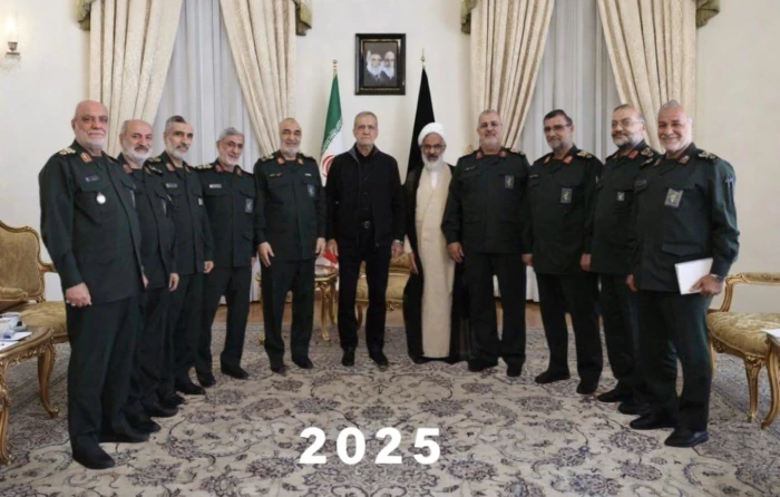 بعد عمليات الاغتيال الإسرائيلية.. من بقي على قيد الحياة في هذه الصورة؟