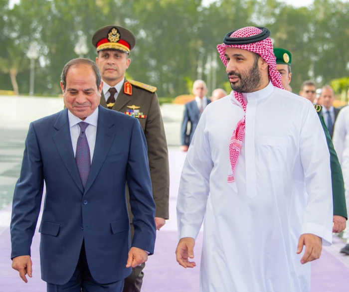 بالصور : الرئيس السيسي يصل جدة وولي العهد في مقدمة مستقبليه