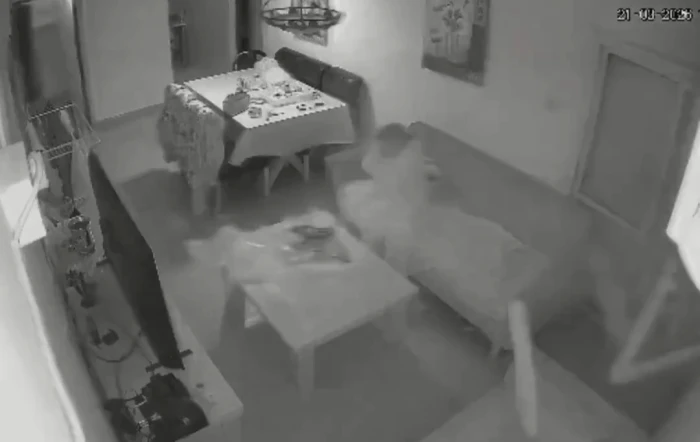 بالفيديو.. ردة فعل مسنة إسرائيلية لحظة سقوط الصاروخ الإيراني وتحطم نافذة منزلها في ديمونا