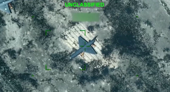 القيادة الأمريكية تنشر فيديو جديد يوثق لحظة قصف وتدمير طائرات مسيّرة إيرانية