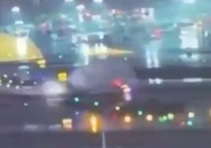 بالفيديو.. لحظة اصطدام طائرة كندية بشاحنة إطفاء في مطار لاغوارديا بنيويورك.. ومصرع الطيار ومساعده وإصابة 41 راكبًا