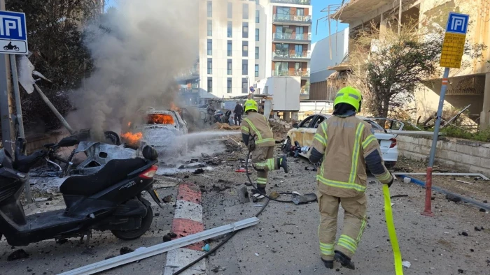 بالصور.. أضرار واسعة في مبانٍ وسط تل أبيب جراء ضربات صاروخية إيرانية