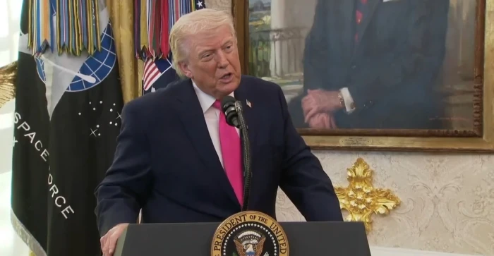 بالفيديو: ترامب يكشف عن تلقيه هدية كبيرة من الجانب الإيراني خلال المفاوضات