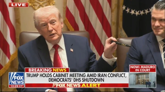 بالفيديو.. ترامب يسخر من أقلام سعرها 1000 دولار.. ويعلق: لا يوجد حبر