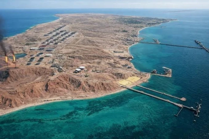 النفط تحت النار.. تقارير تكشف سيناريو أميركي يهدد شريان إيران في جزيرة خرج