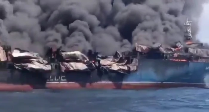 بالفيديو: لحظة اندلاع النيران في سفينة حاويات تايلاندية بعدما استهدفتها إيران في مضيق هرمز