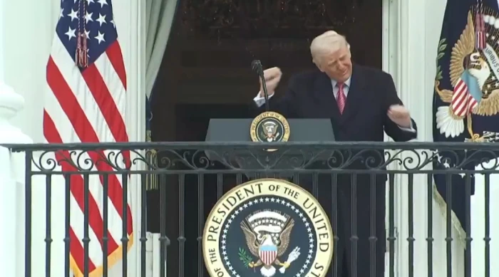 بالفيديو: ترامب يؤدي رقصته الشهيرة من شرفة البيت الأبيض