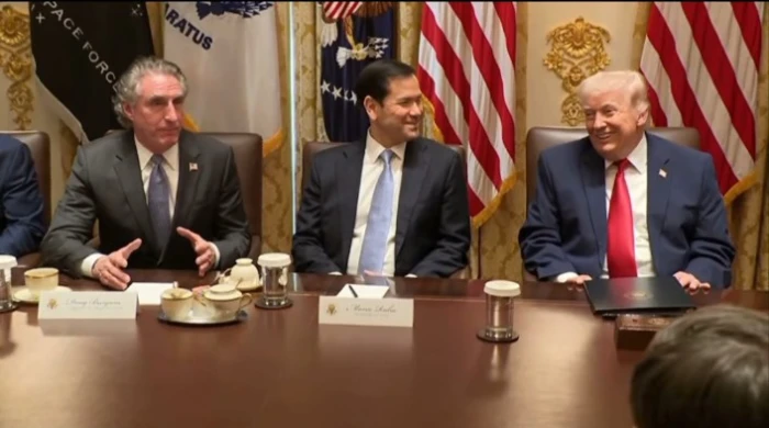 بالفيديو: ردة فعل ترامب بعدما أخبره وزير الداخلية الأمريكي أن الفنزويليين قد يضعون له تمثالاً شرفياً في بلادهم