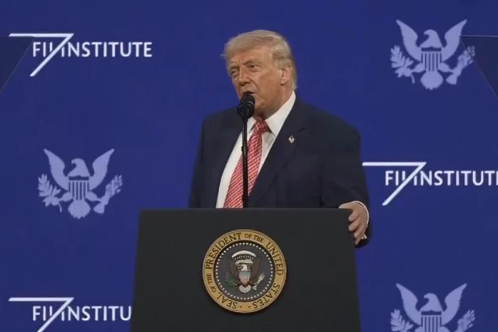 وصفه بالرجل العظيم .. ترامب يشيد بولي العهد الأمير "محمد بن سلمان" في كلمته بمؤتمر ميامي الاقتصادي