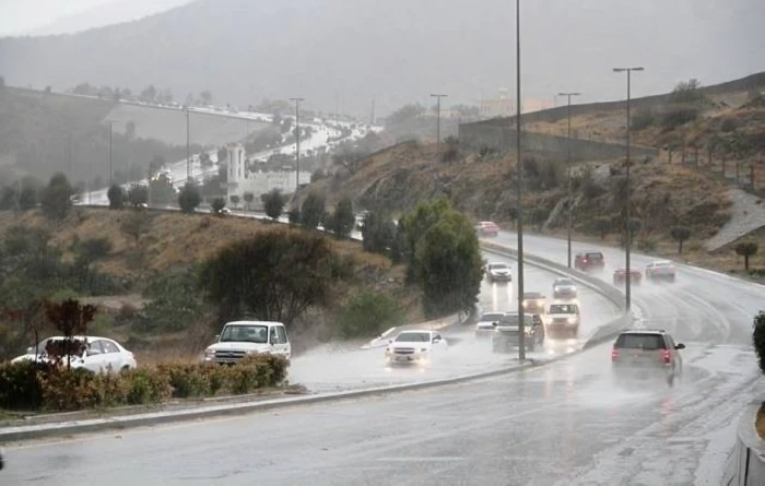 الأرصاد تكشف حالة الطقس المتوقعة اليوم: أمطار رعدية وزخات برد ورياح نشطة على هذه المناطق!