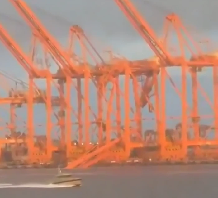 بالفيديو.. مسيّرتان إيرانيتان تستهدفان ميناء صلالة في سلطنة عُمان