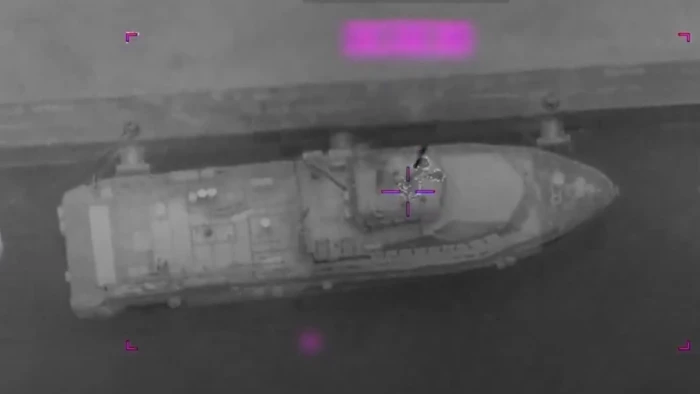 بالفيديو: القيادة المركزية الأمريكية تنشر مشاهد قصف زوارق إيرانية تهدد الملاحة في الخليج العربي