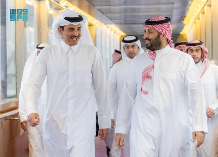 بالصور : أمير قطر يصل إلى جدة وولي العهد في مقدمة مستقبليه