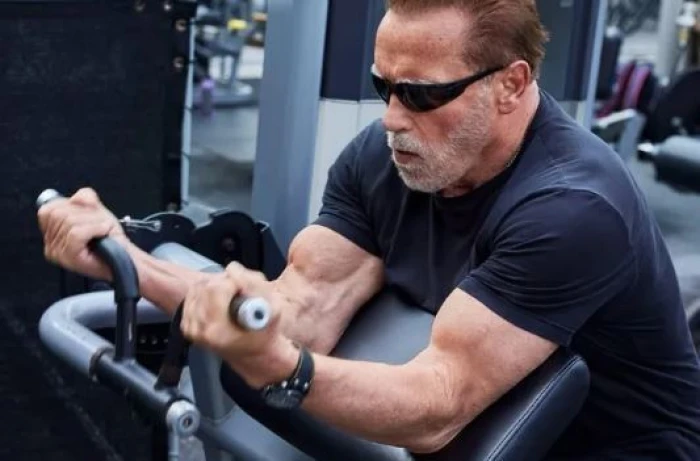 في 20 دقيقة فقط.. «بالصور»... لاعب كمال الأجسام الشهير «شوارزنيغر» يكشف عن تمرين لبناء القوة الجسمانية والكتلة العضلية