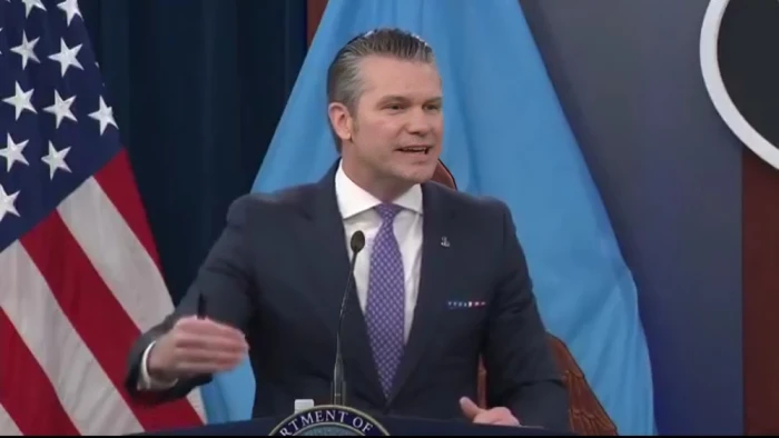 بالفيديو.. مراسل لـ "وزير الدفاع الأمريكي": لماذا سترسلون المزيد من القوات الأمريكية إلى الشرق الأوسط إذا لم تفكروا في غزو إيران بريًا؟.. والأخير يفاجئه بالرد