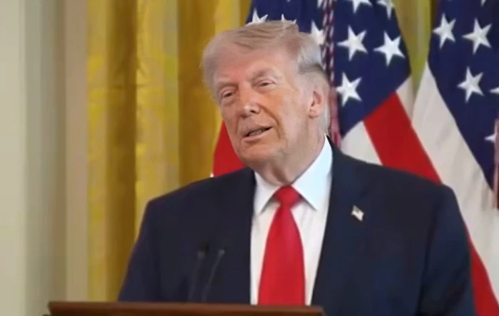 زوجته تعاملُه بشكل سيء للغاية.. بالفيديو: ترامب يسخر من الرئيس الفرنسي ويعلق على رفضه إرسال سفن إلى مضيق هرمز