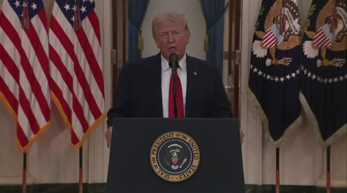 نقلها لهم كاش جوا بعد سحبها من البنوك الأمريكية.. بالفيديو.. ترامب يكشف عن المبلغ الذي منحه أوباما لإيران وكانت ستستخدمه في صنع قنبلة نووية!