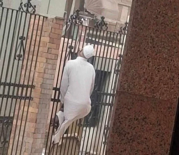 مصري يشنق نفسه بحبل على سور مبنى طبي في دمياط.. والكشف عن السبب