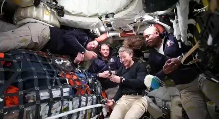 "أنا سباك الفضاء وأفتخر".. فيديو يوثق جانبا من حديث  أفراد طاقم مهمة أرتميس 2 أثناء رحلتهم إلى القمر