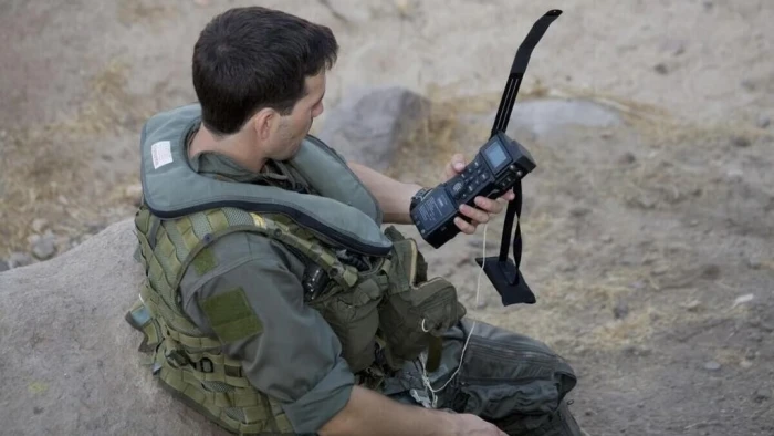 تقرير يكشف كيف تمكن الطياران الأمريكيان اللذان أُسقطت طائراتهما في إيران من البقاء متخفين وعلى اتصال  بفرق الإنقاذ