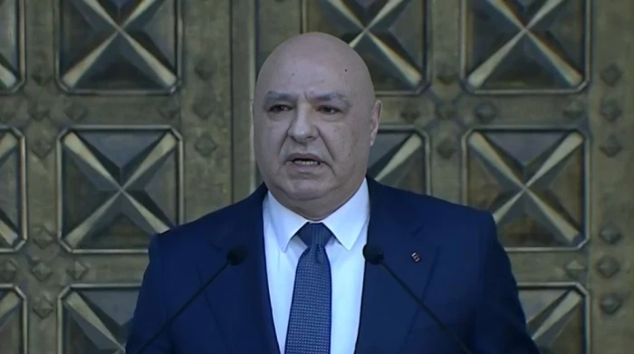 "موجود من دون صفة ووظيفة".. بالفيديو: أول تعليق من الرئيس اللبناني على أزمة السفير الإيراني