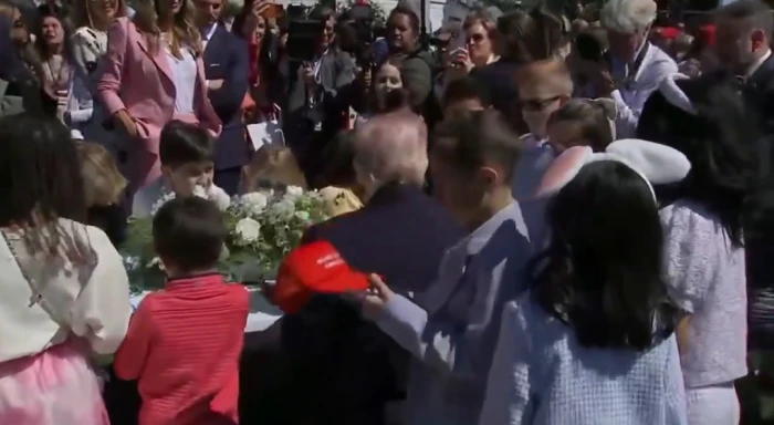 بالفيديو: ردة فعل ترامب عندما أخبره طفل صغير في البيت الأبيض أنه أفضل رئيس