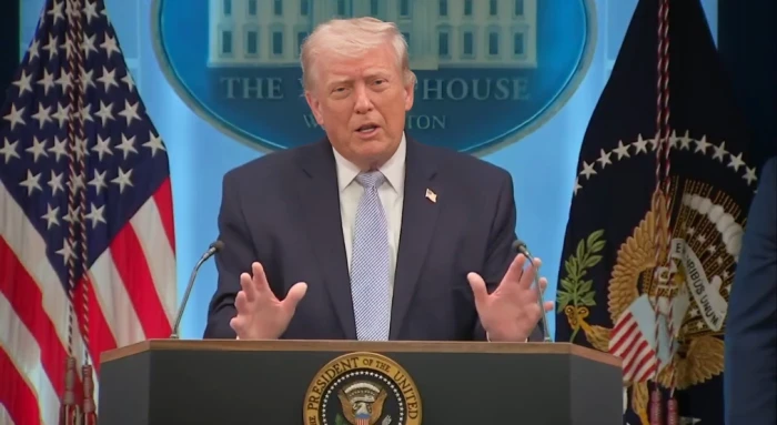 "اصمت!".. بالفيديو.. ترامب ينفعل على مراسل صحيفة نيويورك تايمز: "فقدتم مصداقيتكم أنتم مزيفون"