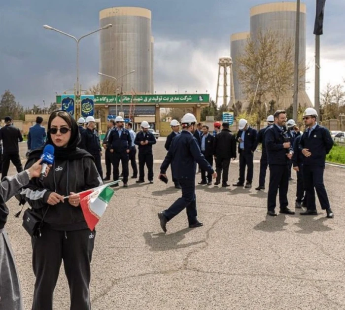 أول صور لخروج موظفي منشآت الطاقة في إيران لتشكيل سلاسل بشرية تمهيداً لانتهاء مهلة ترامب