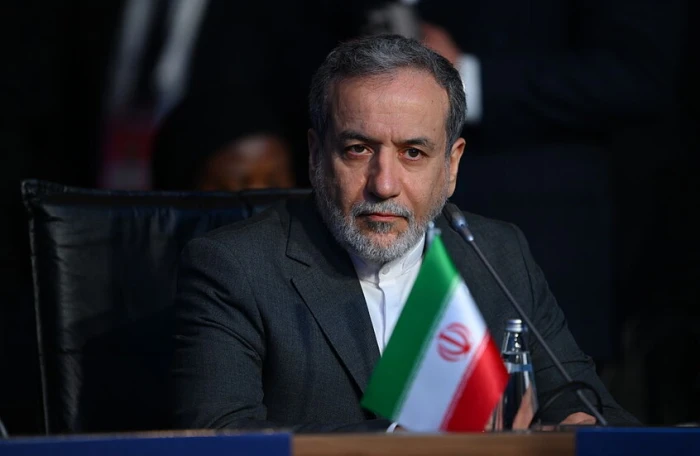 وزير الخارجية الإيراني يعلن فتح مضيق هرمز بشكل آمن أمام جميع السفن