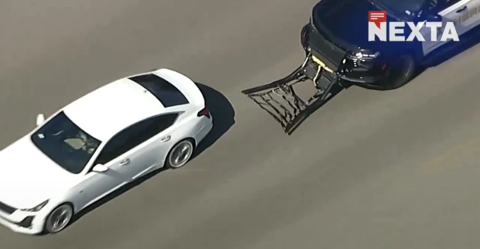 بعد محاولة إيقافه بـ"خطاف"..  بالفيديو: مطاردة الشرطة الأمريكية لمشتبه به تنتهي بانحراف مركبته  واصطدامها في مبنى