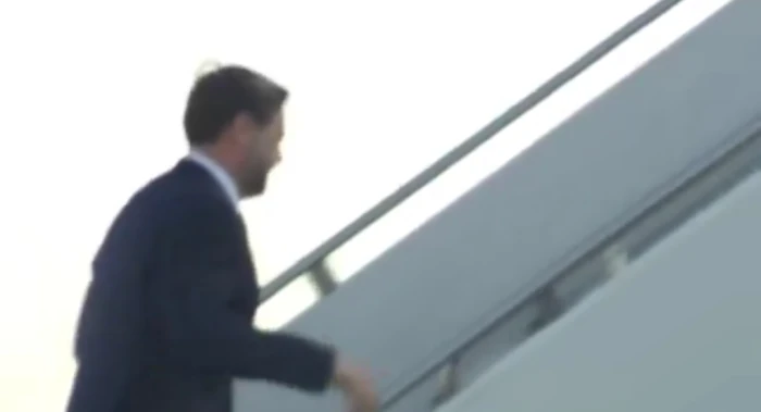 فيديو لنائب الرئيس الأمريكي وهو يستقل الطائرة متوجهاً إلى باكستان لبدء المفاوضات مع إيران