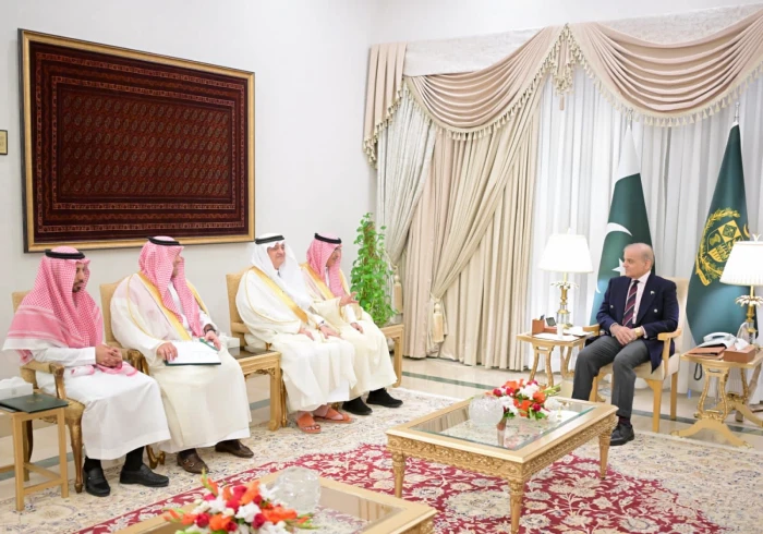 بالصور: رئيس الوزراء الباكستاني يستقبل وزير المالية محمد الجدعان في إسلام آباد