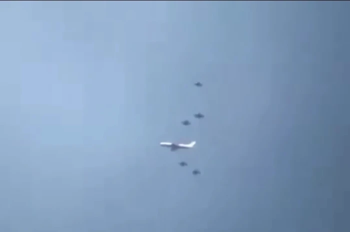 بالفيديو.. 5 مقاتلات باكستانية ترافق طائرة الوفد الأمريكي قبيل هبوطها في إسلام آباد